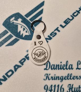 Weißer Schlüsselanhänger mit " I ❤️ Zündapp " Emblem Gravur in 68x42x3mm
